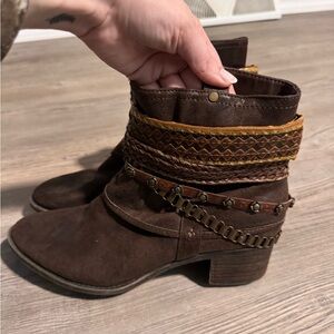 Invite Botas Brown Heeled Ankle Boots Boho Booties Chain Belted Embellished